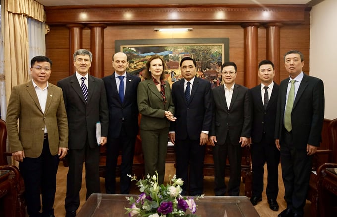 Deputy Minister Nguyen Quoc Tri, along with representatives from the Ministry of Agriculture and Rural Development, took a group photo with the working delegation from Argentina.