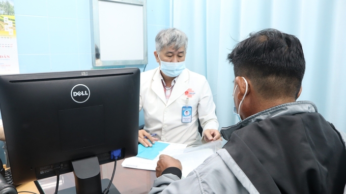 suy-than-105054_832.jpg TS.BS Phạm Phú Phát, Trưởng Khoa Niệu A, Bệnh viện Bình Dân tư vấn cho người bệnh. Ảnh: BVCC.