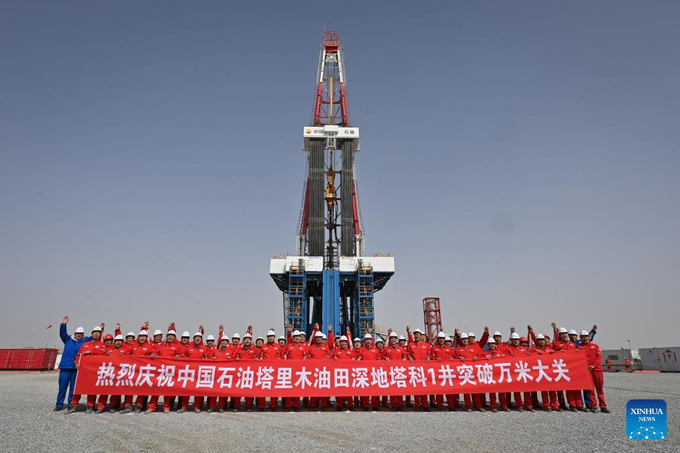 Các nhân viên ăn mừng khi hố khoan Shenditake 1 đạt độ sâu 10.000m.
