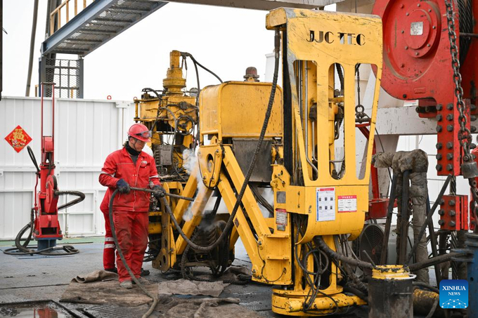 Các nhân viên làm việc tại hố khoan Shenditake 1 ở sa mạc Taklamakan, thuộc lưu vực Tarim, Khu tự trị Tân Cương, phía tây bắc Trung Quốc.