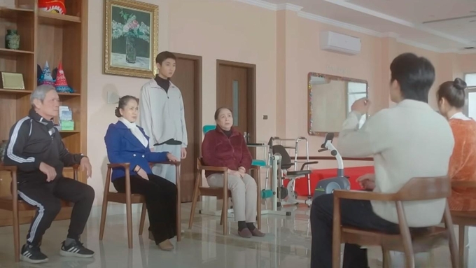 truc-tiep-gap-em-ngay-nang-tap-15-tren-vtv3-hom-nay-21-3-145809_187.jpg Bà Thương chất vấn Huy và Phương trước mặt mọi người. Ảnh CMH
