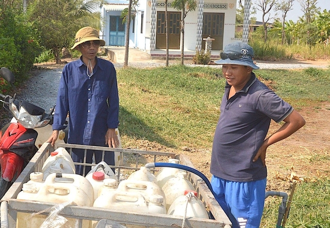 Người dân đến lấy nước tại các vòi nước miễn phí. Ảnh: Minh Đảm.