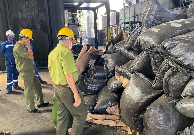 More than 5 tons of pangolin scales were gathered and destroyed by the authorities of Ba Ria - Vung Tau province. Photo: Le Binh.