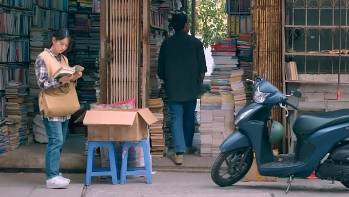 truc-tiep-lo-hen-voi-ngay-xanh-tap-5-tren-vtv1-hom-nay-22-3-151615_921.jpg Hiệp vô tình thấy Duyên ở tiệm sách cũ. Ảnh CMH