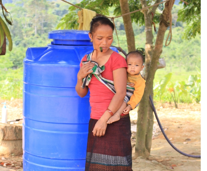 Người dân bản Đoòng đã sử dụng nguồn nước tự chảy về đến tận mỗi nhà. Ảnh: T. Phùng.