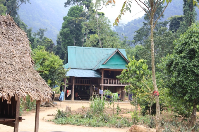 Những ngôi nhà đẹp, vững chắc đã dần thay thế những ngôi nhà lợp lá ở bản Đoòng. Ảnh: T. Phùng.