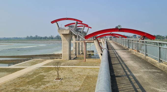 z5273443969321_dd3e162494e3a061ef14c74320dc7016-135209_906.jpg Thứ trưởng Nguyễn Hoàng Hiệp đề nghị tỉnh Nghệ An, đặc biệt là huyện được thụ hưởng phải có phương án quản lý tốt nhằm nâng cao hiệu quả của công trình trọng điểm. Ảnh: Việt Khánh.