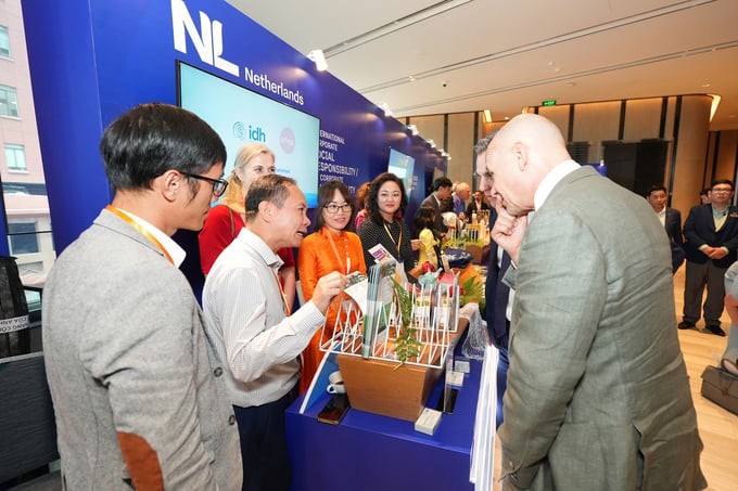 IDH Vietnam shared with delegates at the Mekong Delta Business Forum about initiatives aimed at reducing 'carbon footprint' in shrimp and pangasius supply chains in the Mekong Delta.