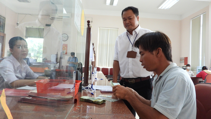 Ngư dân huyện Định Quán phấn khởi nhận hỗ trợ chuyển đổi nghề. Ảnh: Trần Trung.