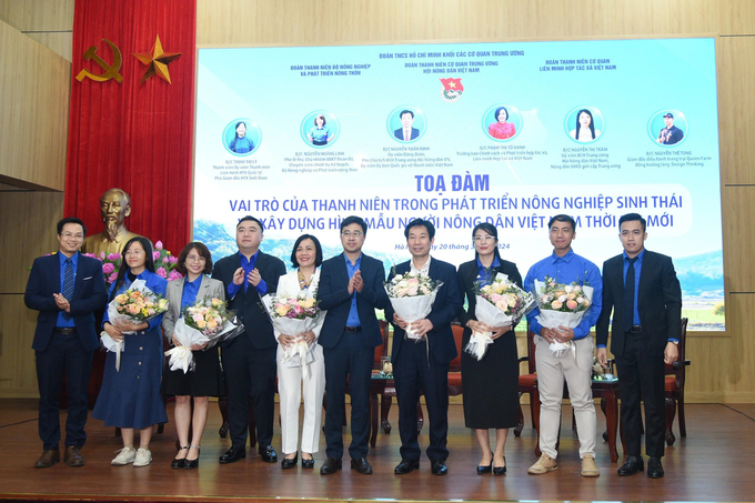 vai-tro-cua-doan-vien-thanh-nien-trong-phat-trien-nong-nghiep-ben-vung-110652_760.jpg Ban tổ chức tặng hoa cho các đại biểu, khách mời tham gia tọa đàm.
