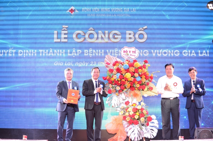 z5276459097230_c605eff40d6dadaa01da744e4692a0d3-113444_326.jpg Bệnh viện Hùng Vương Gia Lai được trao công bố quyết định thành lập. Ảnh: Tuấn Anh.