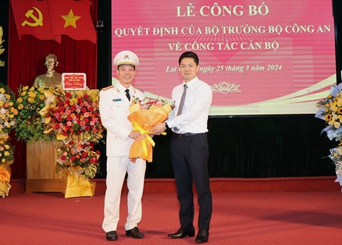 Phó Bí thư Thường trực Tỉnh ủy Lai Châu Vũ Mạnh Hà tặng hoa chúc mừng tân Phó Giám đốc Công an tỉnh Lê Anh Hưng. Ảnh: Chanh Nguyễn.