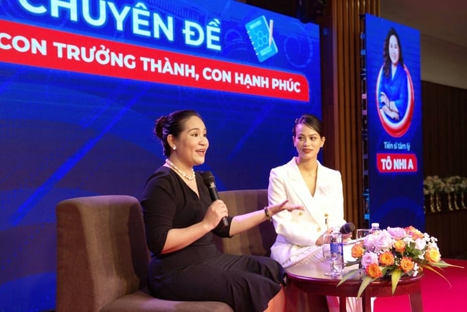 b143-100353_53.jpg Tiến sĩ Tô Nhi A chia sẻ và giải đáp thắc mắc của phụ huynh tại hội thảo. Ảnh: iSmart.