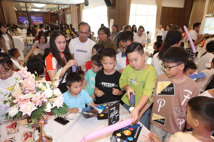 Phụ huynh và học sinh trải nghiệm STEM tại hội thảo. Ảnh: iSmart.