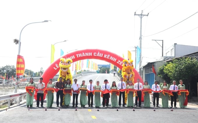 Các đại biểu cắt băng khánh thành cầu Kênh Zero kết nối tuyến đường huyện với mạng lưới giao thông quốc gia. Ảnh: Trung Chánh.