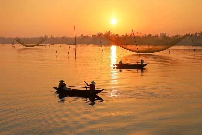 z5281487754184_29182d56cc6fae57a1e77e1c017adee3-124502_584.jpg Bình minh trên sông. Ảnh minh họa.