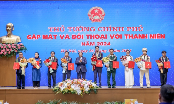 2-144933_700.jpg Thủ tướng chúc mừng các gương mặt trẻ tiêu biểu. Ảnh: VGP.