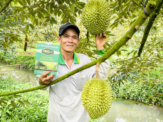 anh-1-131159_636-131159.jpg Ông Nguyễn Hoàng Phi Thơ vui mừng bên sản phẩm TBIO-71 giúp vườn sầu riêng vụ nghịch năm nay ít sâu bệnh cho năng suất cao, thu về gần 1 tỷ đồng. Ảnh: Lê Hoàng Vũ.
