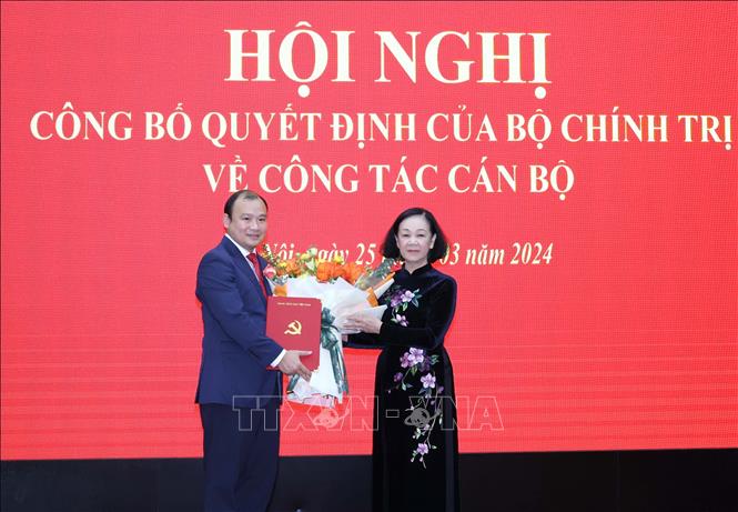 le-hai-binh-4-104550_157.jpg Thường trực Ban Bí thư Trương Thị Mai trao Quyết định của Bộ Chính trị phân công ông Lê Hải Bình làm Tổng Biên tập Tạp chí Cộng sản. Ảnh: TTXVN.