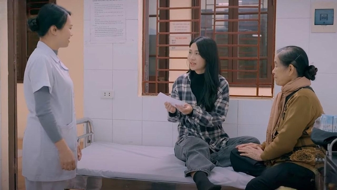 truc-tiep-lo-hen-voi-ngay-xanh-tap-7-tren-vtv1-hom-nay-26-3-131638_486.jpg Công Định lại chính là người đỡ đẻ cho mẹ Duyên năm xưa. Ảnh CMH