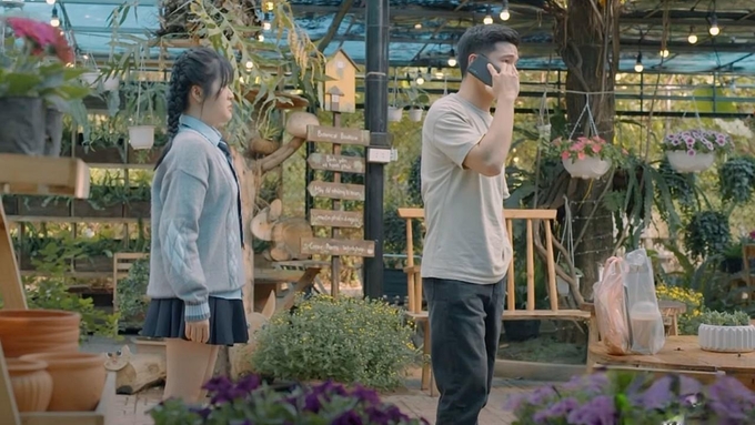 truc-tiep-lo-hen-voi-ngay-xanh-tap-7-tren-vtv1-hom-nay-26-3-131639_879.jpg Thường không hềhay biết, Vy đang tức tối đứng phía sau. Ảnh CMH