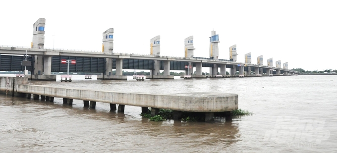 Hệ thống thủy lợi Cái Lớn - Cái Bé được Bộ NN-PTNT giao cho Công ty TNHH MTV Khai thác thủy lợi Miền Nam quản lý, khai thác góp phần điều tiết nguồn nước, bảo vệ an toàn vùng hưởng lợi thuộc địa bàn 5 tỉnh. Ảnh: Trung Chánh.