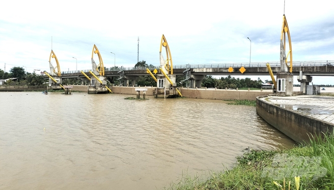 Cống Vũng Liêm thuộc hệ thống thủy lợi Nam Măng Thít, được vận hành ngăn mặn hiệu quả, bảo vệ an toàn sản xuất tại huyện Vũng Liêm và Càng Long (tỉnh Vĩnh Long), với diện tích lúa đông xuân 2023-2024 là 17.305 ha, diện tích gieo trồng rau màu là 1.652 ha và diện tích cây ăn trái 15.361 ha. Ảnh: Trung Chánh.