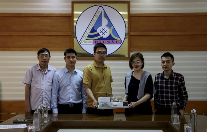 anh-le-trong-dung-ban-giao-so-tien-con-lai-cho-cong-ty-tcbs-truoc-su-chung-kien-cua-cac-nhan-chung-3158-154735_913.jpg Ông Lê Trọng Dũng bàn giao số tiền còn lại cho Công ty Cổ phần chứng khoán Kỹ Thương tại UBND huyện Bát Xát (Lào Cai). Ảnh: Q.P.