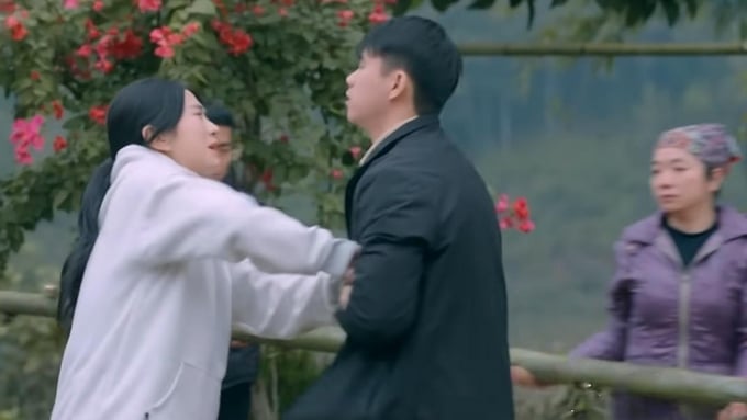 truc-tiep-lo-hen-voi-ngay-xanh-tap-8-tren-vtv1-hom-nay-27-3-164345_297.jpg Duyên cố gắng ngăn cản cán bộ xã thu hồi vật liệu xây dựng. Ảnh CMH