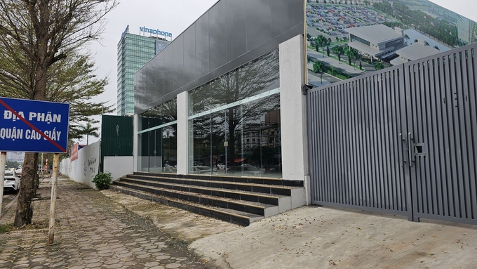 z5282615029393_ce9536cc91b8ece96e6c5a4165fdac77-133605_301.jpg Cửa hàng/showroom mọc trên đất nông nghiệp, song chính quyền quận Cầu Giấy và Tây Hồ vẫn chưa thể xử lý. Ảnh: Văn Việt.