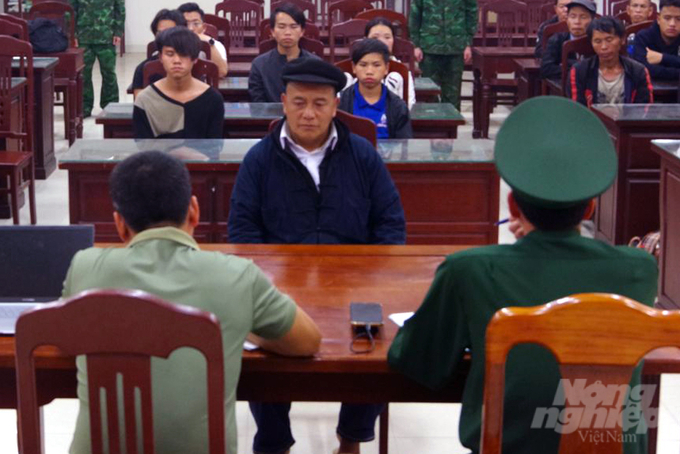 00-083855_421-083855.jpg Lực lượng chức năng làm việc với người dân và đối tượng tổ chức xuất cảnh trái phép. Ảnh: Phước Trung.