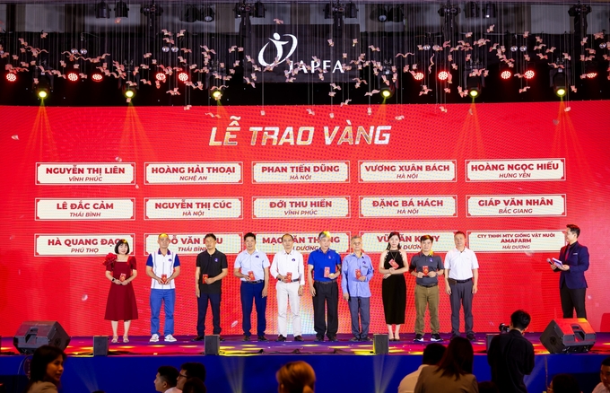 hon-300-dai-ly-tham-gia-hoi-nghi-khach-hang-japfa-viet-nam-114211_511.jpg Ban lãnh đạo công ty đã vinh danh và trao vàng cho các đại lý đạt sản lượng thức ăn chăn nuôi cao và các đại lý đã hợp tác với công ty trong thời gian 10 năm và 15 năm.