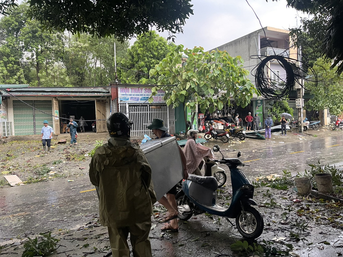 nh9-094335_636.jpg Người dân di dời tài sản, đồ đạc để ổn định chỗ ở. Ảnh: K.L.