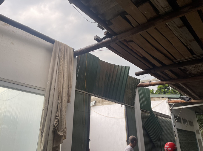 nha8-094241_45.jpg Căn nhà này bị tốc mái, hư hỏng nặng khiến người dân không còn chỗ ở. Ảnh: K.L.