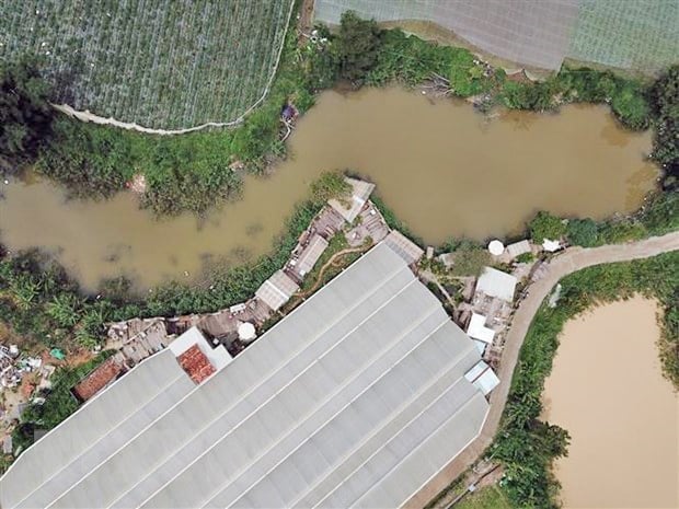 Many construction projects cause the area of P'róh Lake, Don Duong district, Lam Dong province to increasingly shrink. Photo: Quoc Hung.