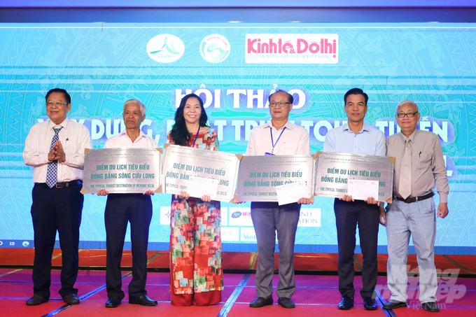 anh-3-123751_740-123754.jpg Hiệp hội Du lịch ĐBSCL trao quyết định công nhân 4 điểm du lịch tiêu biểu của vùng năm 2024. Ảnh: Kim Anh.