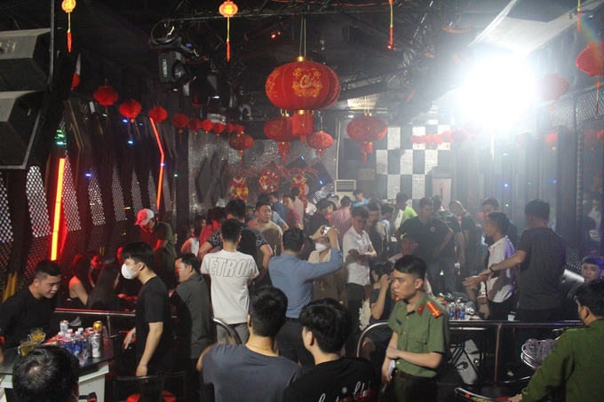 Lực lượng Công an thành phố Đồng Hới tiến hành kiểm tra hành chính đối với quán bar Angle Club. Ảnh: Q. Văn.