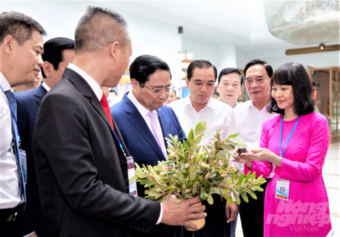 Thủ tướng Phạm Minh Chính tham quan gian hàng sản phẩm truyền thống Phú Quốc trưng bày tại hội nghị. Ảnh: Trung Chánh.