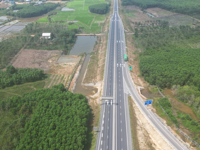 dji_0227-212342_847.jpg Từ 6h ngày 4/4 các loại xe khách trên 30 chỗ, xe khách giường nằm; xe trên 6 trục sẽ bị cấm đi vào cao tốc Cam Lộ - La Sơn. Ảnh: CĐ.