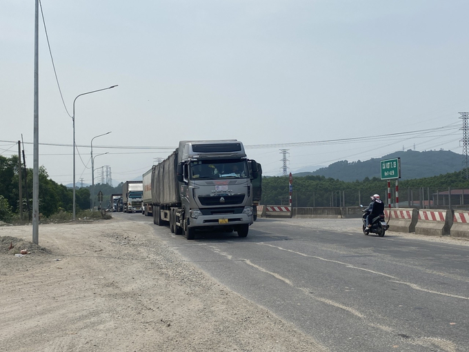 z5295242211544_7db380217c40530f7d8aaafb095d9eb5-212707_678.jpg Tuyến tránh Quốc lộ 1A đoạn qua tỉnh Thừa Thiên - Huế chỉ có 2 làn xe, không có dải phân cách cứng, có nhiều nét tương đồng với cao tốc Cam Lộ - La Sơn hiện tại. Ảnh: CĐ.