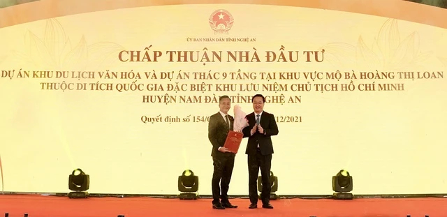 Ông Nguyễn Đức Trung, Phó Bí thư Tỉnh ủy, Chủ tịch UBND tỉnh Nghệ An (bên phải) trao Quyết định chấp thuận Nhà đầu tư thực hiện dự án cho ông Vũ Trọng Tuấn, Tổng giám đốc Công ty cổ phần TMDV Tràng Thi (đơn vị thành viên của Tập đoàn T&T Group) (bên trái). Ảnh: T&T Group.