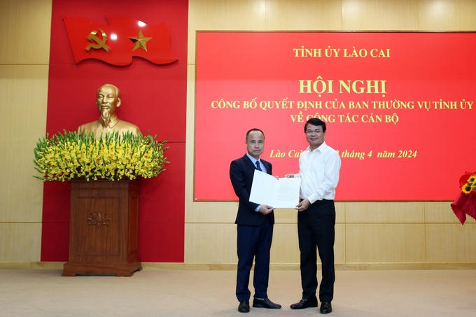 dxp-111820_329.jpg Bí thư Tỉnh ủy Lào Cai Đặng Xuân Phong (phải) trao quyết định bổ nhiệm Chánh Văn phòng Tỉnh ủy cho ông Phan Quốc Nghĩa. Ảnh: Thùy Linh.