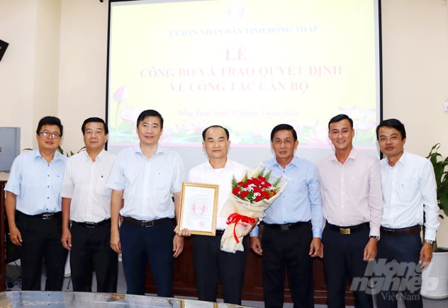 img_2039-2-133651_531-133652.jpg Ông Bùi Thanh Phong nhận quyết định và hoa chúc mừng. Ảnh: Lê Hoàng Vũ.