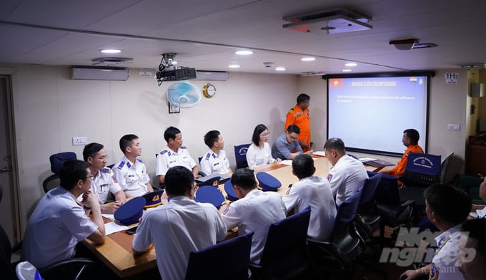 quang-canh-buoi-gioi-thieu-va-trao-doi-kinh-nghiem-ung-pho-su-co-tran-dau-xu-ly-o-nhiem-moi-truong-bien-143414_812-143415.jpg Quang cảnh buổi giới thiệu và trao đổi kinh nghiệm ứng phó sự cố tràn dầu, xử lý ô nhiễm môi trường biển. Ảnh: Đức Định.