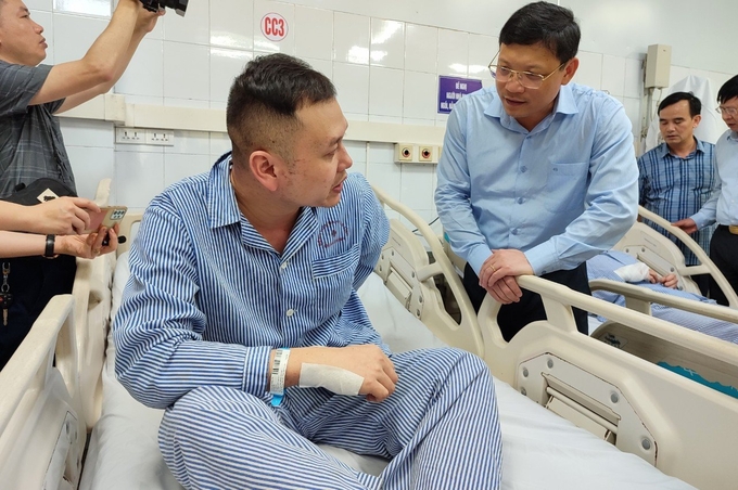 Công nhân Phạm Duy Chuyên may mắn sống sót kể lại sự việc. Ảnh: VC.