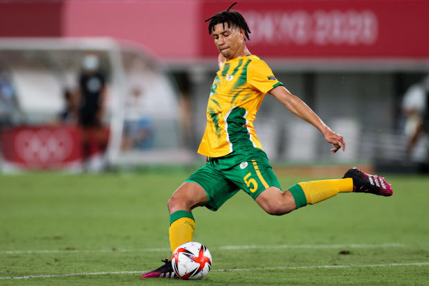 gettyimages-1330068333-205529_756.jpg Hậu vệ Luke Fleurs số 5 thi đấu trong màu áo ĐT Nam Phi tại Olympic Tokyo. Ảnh: Getty.