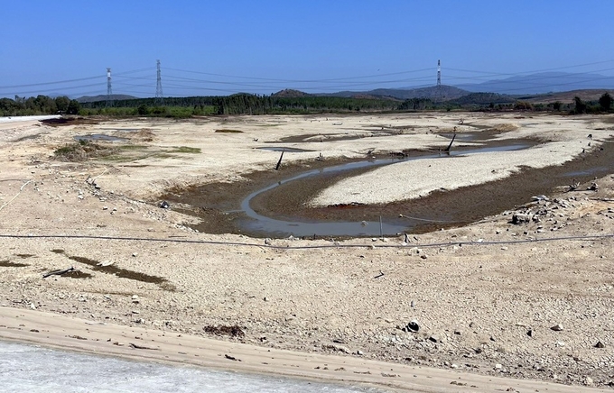 Ta Mon reservoir in Ham Thuan Nam district with a bare bottom. Photo: KS.