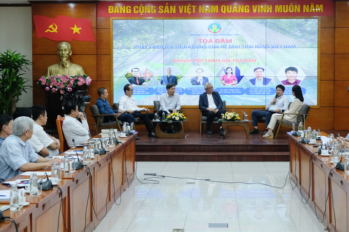 Các diễn giả chia sẻ góc nhìn về khai thác giá trị đa dụng của hệ sinh thái rừng. Ảnh: Tùng Đinh.