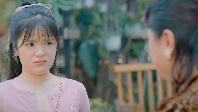 truc-tiep-lo-hen-voi-ngay-xanh-tap-14-tren-vtv1-hom-nay-4-4-161316_768.jpg Vy Vy hiểu nhầm khách đang tán tỉnh Thường. Ảnh CMH