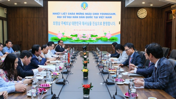 Meeting between the Ministry of Agriculture and Rural Development and the Korean Ambassador to Vietnam on April 4. Photo: Quynh Chi.